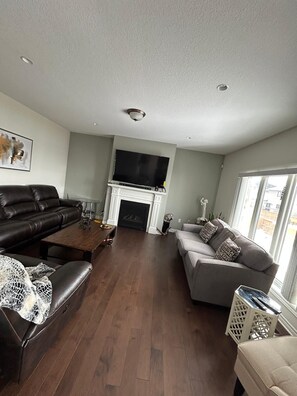 Living area - 3 BEDROOM,3WASHROOM, LAUNDRY 4CAR PARKING,TREADMILL,NEAR TIM HORTONS & MCDONALDS (London)