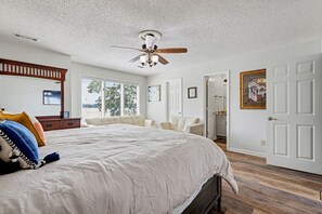 3 bedrooms, desk, iron/ironing board, WiFi - Lakefront Stillwaters Villa w/Deck & Private Dock (Dadeville)