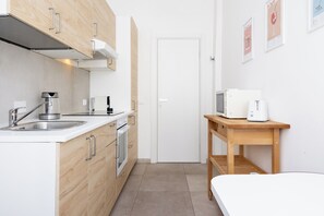 Jääkaappi, mikroaaltouuni, liesi, kahvin-/teenkeitin