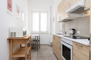 Kühlschrank, Mikrowelle, Herdplatte, Wasserkocher mit Kaffee-/Teezubehör