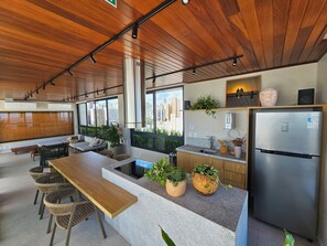 Fridge, microwave, stovetop, coffee/tea maker - Newly opened apartment building near Carnival at Barra Shopping Mall! (Salvador)