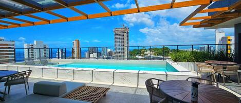Una piscina al aire libre