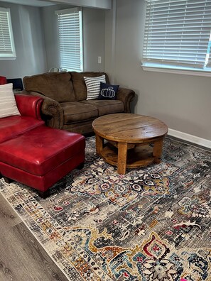 TV - Lake Ko Bungalow, full home.  Short walk to lake Koshkonong.  Private fire pit. (Edgerton)