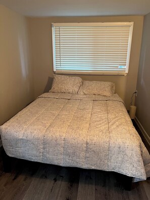 2 bedrooms, free WiFi, bed sheets - Lake Ko Bungalow, full home.  Short walk to lake Koshkonong.  Private fire pit. (Edgerton)