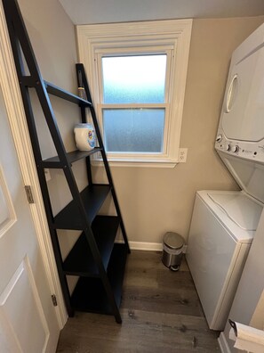 Interior - Lake Ko Bungalow, full home.  Short walk to lake Koshkonong.  Private fire pit. (Edgerton)