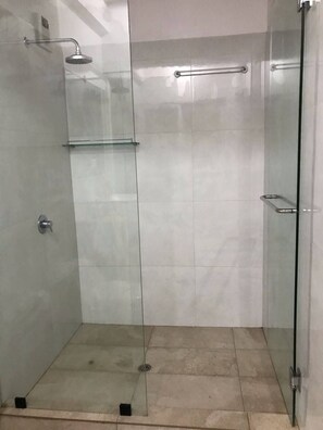 Regadera, secadora de cabello, toallas, jabón 