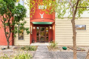 Exterior detail - Gorgeous Retreat in East ATX; 5 mins to downtown! (Austin)