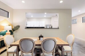 Dining - Gorgeous Retreat in East ATX; 5 mins to downtown! (Austin)