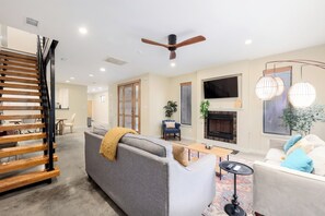 Smart TV, books - Gorgeous Retreat in East ATX; 5 mins to downtown! (Austin)
