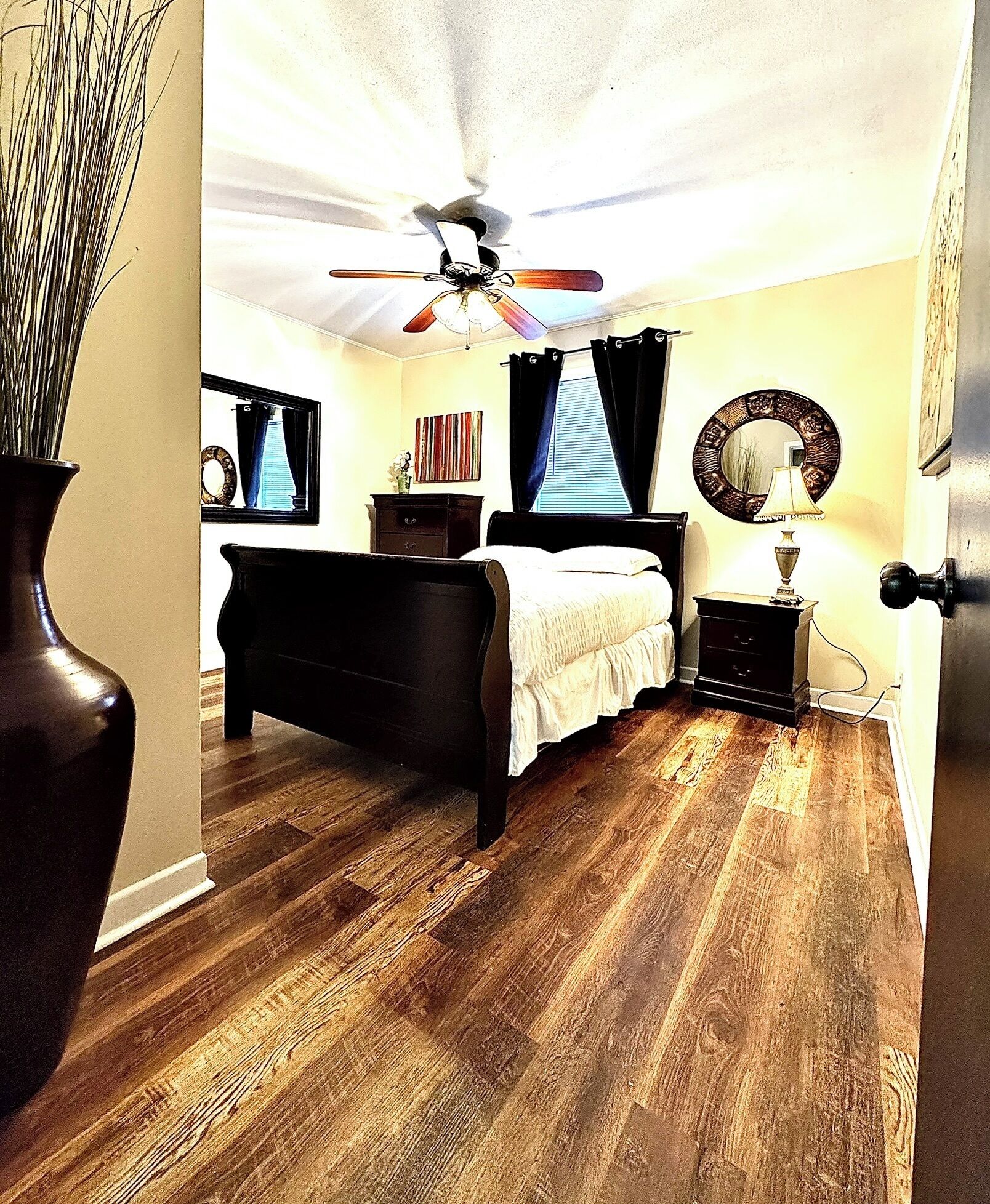 2 camere, una scrivania, ferro/asse da stiro, culla da viaggio