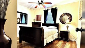 2 habitaciones, escritorio y tabla de planchar con plancha 