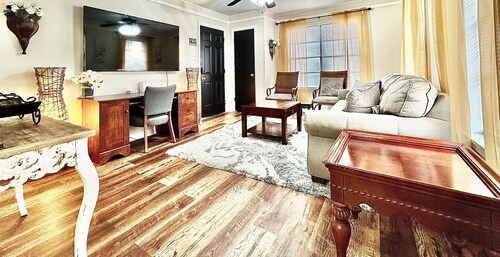 Your Home away from Home Apt-Garage & FAST WiFi