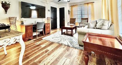 Your Home away from Home Apt-Garage & FAST WiFi