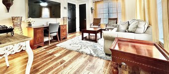 Your Home away from Home Apt-Garage & FAST WiFi