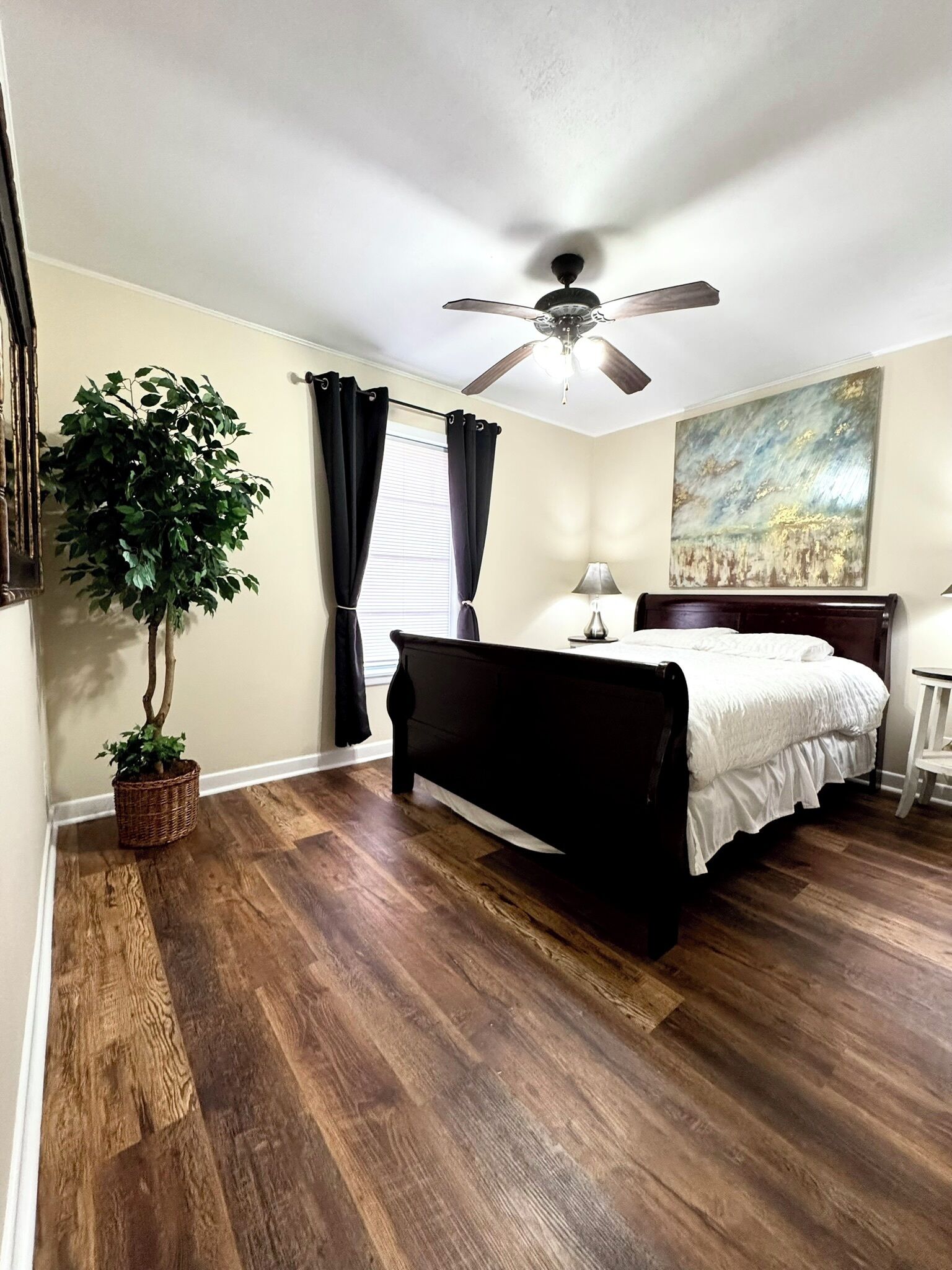 2 bedrooms, desk, iron/ironing board, travel cot