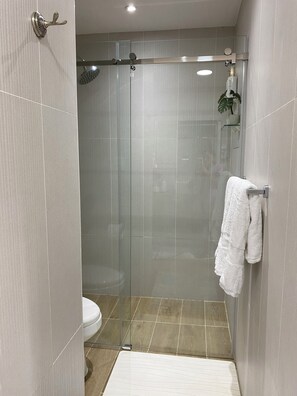 Shower, hair dryer, towels, soap - Golden View Apartment ✨ (Puerto Plata)