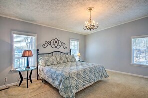 3 bedrooms, iron/ironing board, WiFi, bed sheets - LAKE FRONT GET-AWAY, with private dock. (Iva)