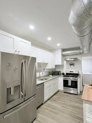 Micro-ondes, four, plaque de cuisson, lave-vaisselle