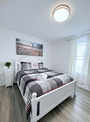 Iron/ironing board, WiFi, bed sheets - Steps to the Sand - 3BR Beach Block Bungalow! (Atlantic City)