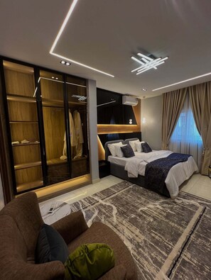 In-room safe, desk, laptop workspace, blackout curtains - May Gold Hotel and Apartment (Benin City)