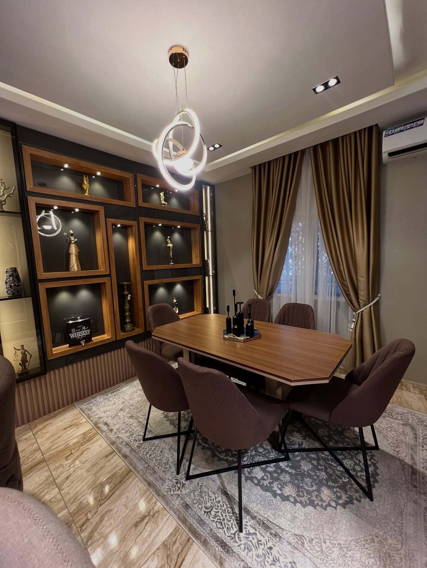 Family Room, Balcony, City View | Dining room