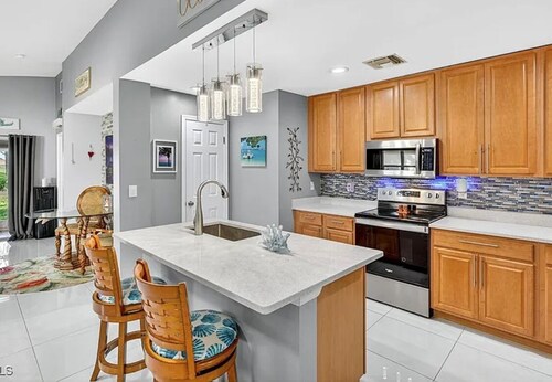  Entire 2-bedroom Villa Lehigh, close to spring training and golfing 1200 Sq Ft.