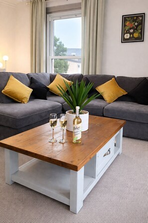 TV connectée, cheminée, livres