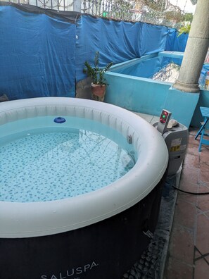 Outdoor spa tub - Private Pool,Hot tub!Snorkel Gear,Bikes, BBQ.Digital Nomad set-up.Many amenities (Cozumel)