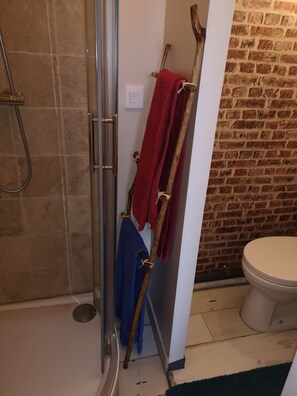 Douche, sèche-cheveux, serviettes fournies, savon