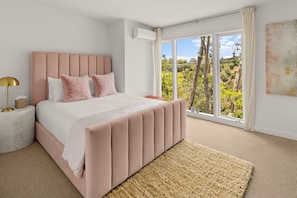 4 habitaciones, escritorio y tabla de planchar con plancha