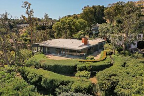 Exterior - Beverly Hills Oasis with Pool and Stunning Views (Beverly Hills)