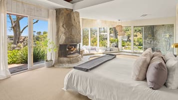 4 habitaciones, escritorio y tabla de planchar con plancha