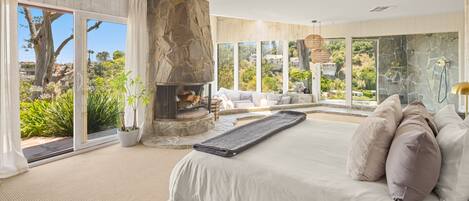 4 bedrooms, desk, iron/ironing board, travel crib