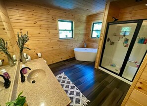 Hair dryer, towels, soap, toilet paper - Warriors Rest - Serene 3-bedroom house in charming Mill Creek (Mill Creek)