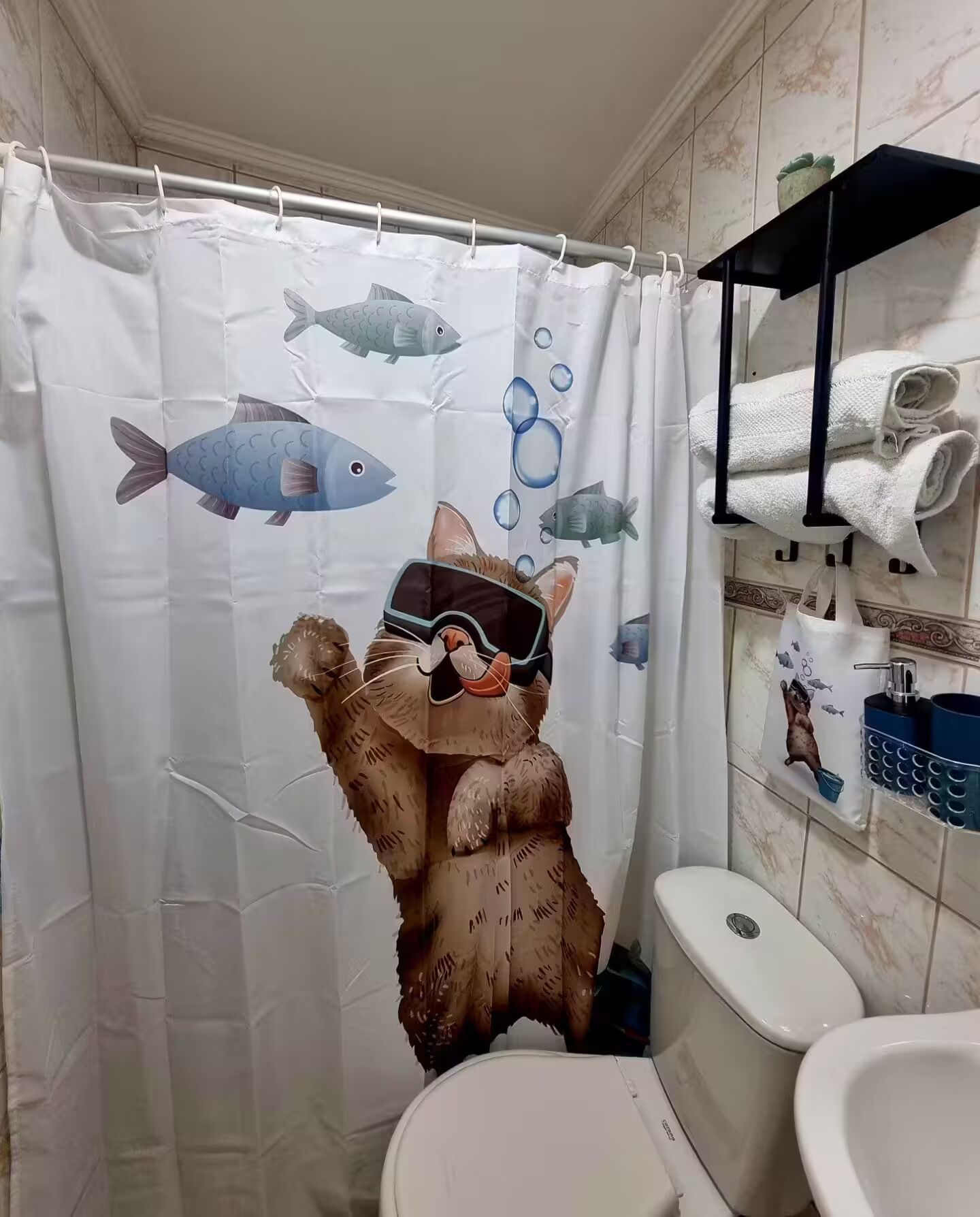 Toalhas de banho, sabonete, papel higiênico 