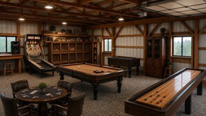 Una sala giochi con tavolo da biliardo, tavolo da calcio, tavolo da shuffleboard e una macchina Skee-Ball.