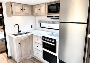 Coffee/tea maker, fridge, microwave, oven - Mountaintop RV Camping with Alpacas @ Deep Creek (Oakland)