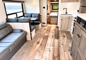 1 bedroom, WiFi, bed sheets - Mountaintop RV Camping with Alpacas @ Deep Creek (Oakland)