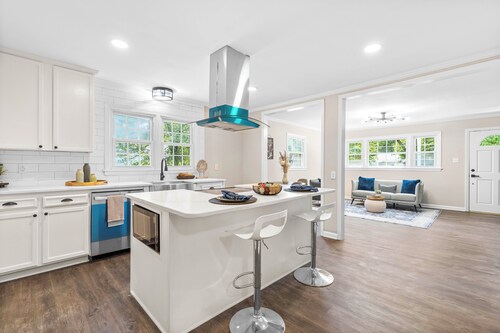 Charming 3-bedroom farmhouse feel in peaceful Durham/Sleeps 10