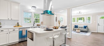 Charming 3-bedroom farmhouse feel in peaceful Durham/Sleeps 10