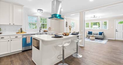 Charming 3-bedroom farmhouse feel in peaceful Durham/Sleeps 10