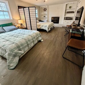 3 slaapkamers, een strijkplank/strijkijzer, gratis wifi, beddengoed