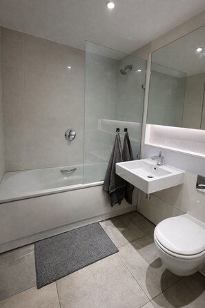 Towels, soap, toilet paper - Stylish 1-Bed Apartment in Clapham Old-Town SW4 (London)