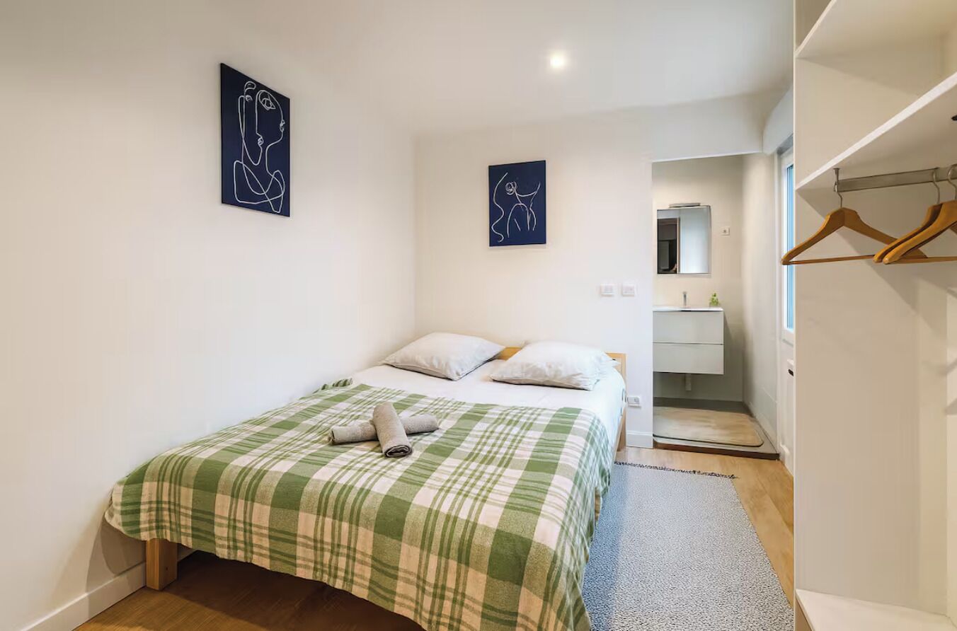 7 bedrooms, WiFi, bed sheets