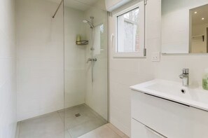 Douche, sèche-cheveux, serviettes fournies, savon