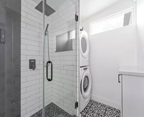 Dusche, Haartrockner, Handtücher, Seife