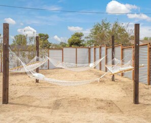 Property grounds - Casa Blanca - Modern Home - Hot Tub - Central (Joshua Tree)