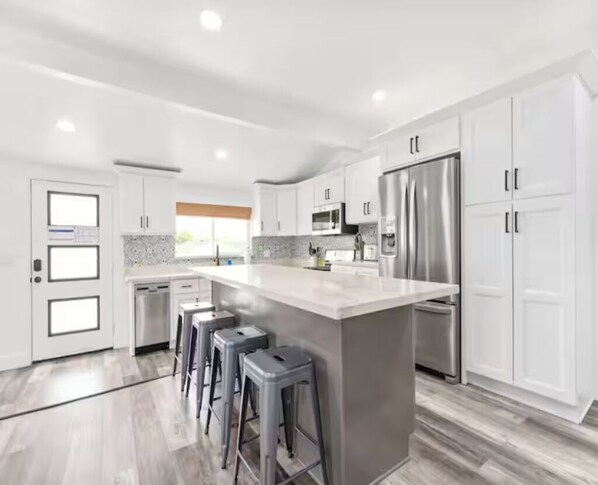 Fridge, oven, stovetop, dishwasher - Casa Blanca - Modern Home - Hot Tub - Central (Joshua Tree)
