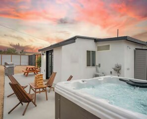 Terrace/patio - Casa Blanca - Modern Home - Hot Tub - Central (Joshua Tree)