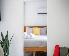2 bedrooms, iron/ironing board, free WiFi, bed sheets - Casa Blanca - Modern Home - Hot Tub - Central (Joshua Tree)